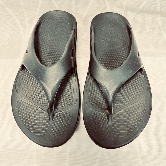 OOFOS OOahh Unisex Black Sandals Recovery Thong Flip Flops Size M9 W11 EU 42 - Picture 1 of 3